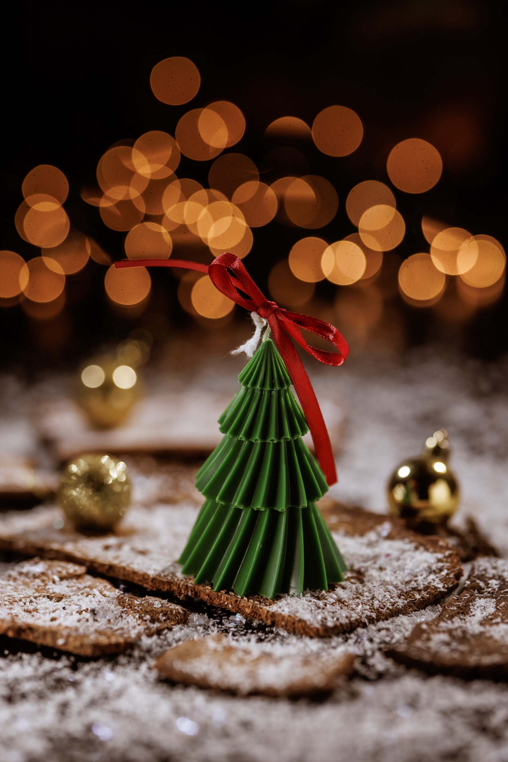 minimalist xmas tree candle